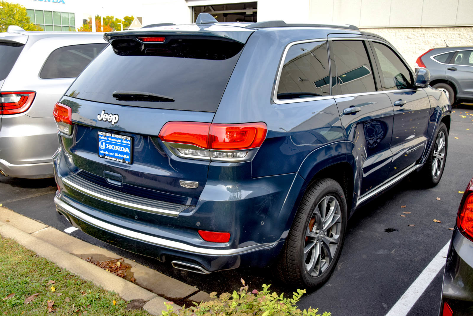 Used 2020 Jeep Grand Cherokee Summit AWD/4WD image 4