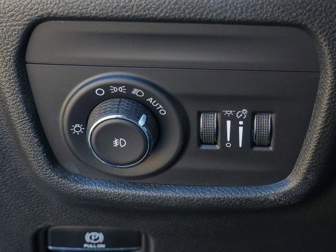 Used 2023 Jeep Grand Cherokee Limited w/ Black Appearance Package image 27