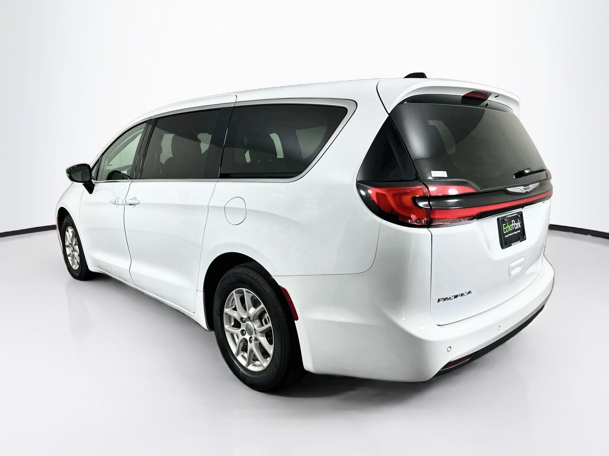 Used 2024 Chrysler Pacifica Touring-L FWD image 5