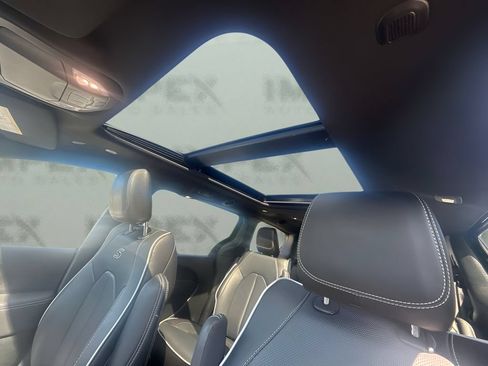 Used 2024 Chrysler Pacifica Premium FWD image 10