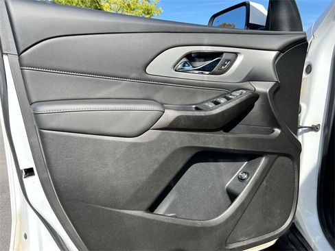Used 2023 Chevrolet Traverse LT w/ Rear Camera Mirror Package image 21
