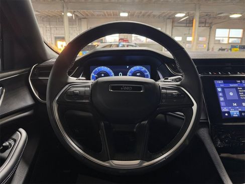 Used 2025 Jeep Grand Cherokee Laredo w/ Luxury Tech Group I image 13