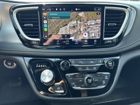 Used 2024 Chrysler Pacifica Touring FWD image 19