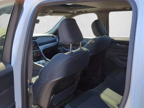 Used 2025 Jeep Grand Cherokee Laredo X w/ Luxury Tech Group I image 16