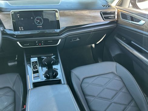 Used 2024 Volkswagen Atlas SE AWD/4WD image 13