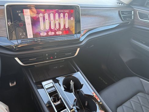 Used 2025 Volkswagen Atlas SEL Premium R-Line image 9