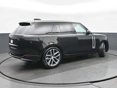 Used 2024 Land Rover Range Rover SE image 3