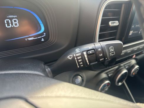 Used 2025 Hyundai Venue SEL image 30