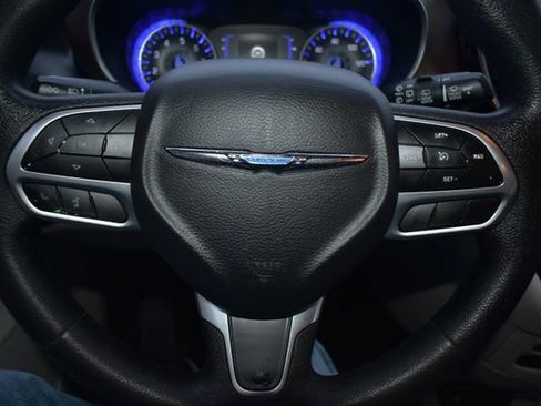 Used 2020 Chrysler Voyager L image 17