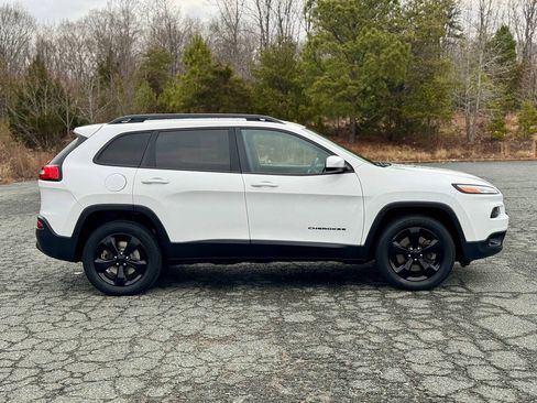 Used 2018 Jeep Cherokee Latitude w/ Altitude Package AWD/4WD image 5