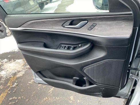 Used 2024 Jeep Grand Cherokee L Limited w/ Luxury Tech Group II image 21