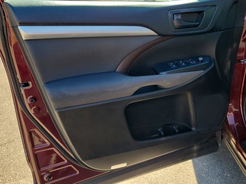 Used 2019 Toyota Highlander LE image 18