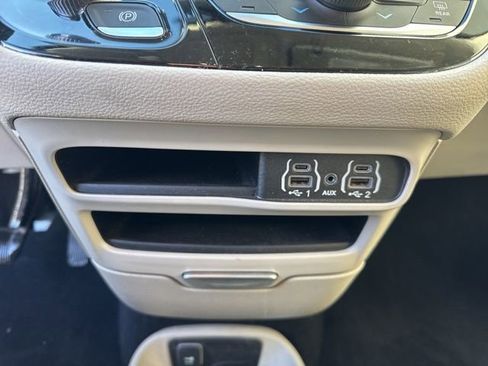 Used 2024 Chrysler Pacifica Select image 19