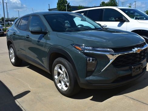 Used 2025 Chevrolet Trax LS w/ LS Convenience Package FWD image 3