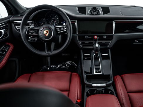 Certified 2025 Porsche Macan AWD/4WD image 23