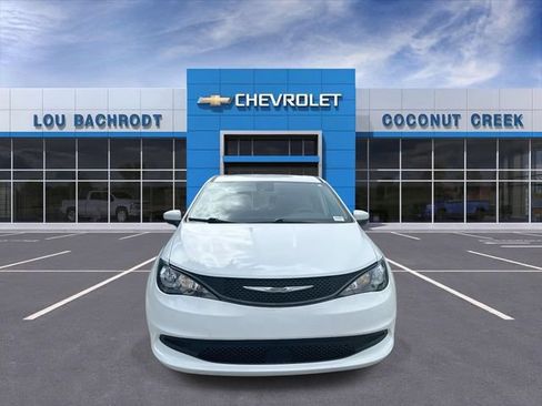 Used 2023 Chrysler Voyager LX FWD image 3
