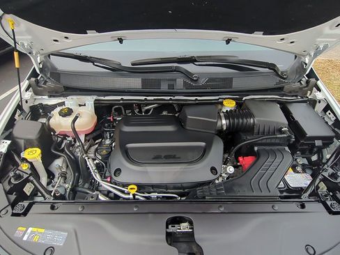 Used 2025 Chrysler Pacifica Select image 35