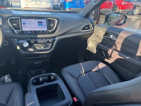 New 2026 Chrysler Pacifica Select image 13