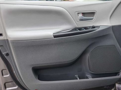 Used 2015 Toyota Sienna LE FWD image 19