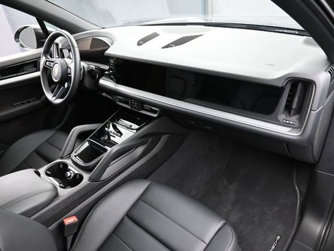 Certified 2025 Porsche Cayenne image 31