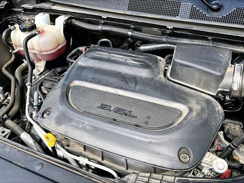 Used 2023 Chrysler Pacifica Touring-L FWD image 31
