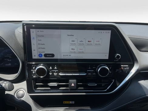Certified 2024 Toyota Highlander Platinum FWD image 19