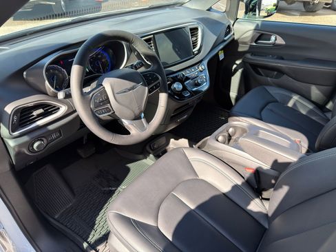 New 2026 Chrysler Voyager LX image 18