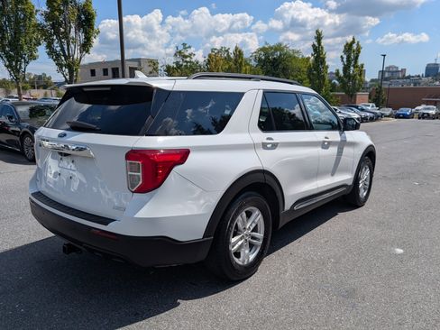 Used 2020 Ford Explorer XLT image 3