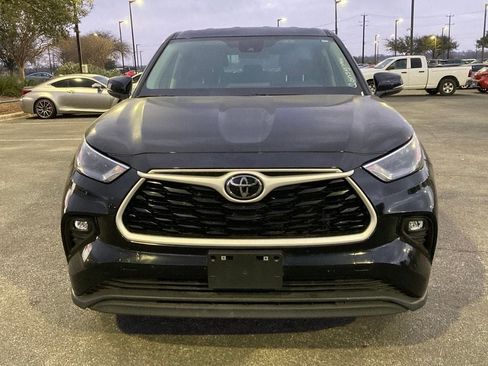 Used 2025 Toyota Highlander LE image 2