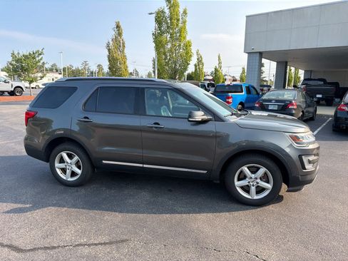 Used 2016 Ford Explorer XLT w/ Equipment Group 202A AWD/4WD image 2