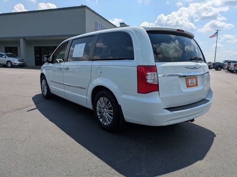 Used 2015 Chrysler Town & Country Touring-L w/ Mopar Premium Addition Group FWD image 6