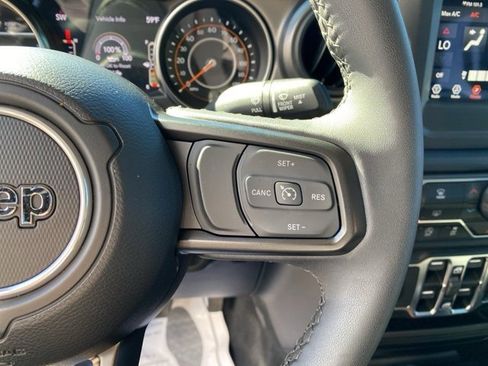 Used 2023 Jeep Gladiator Willys image 18
