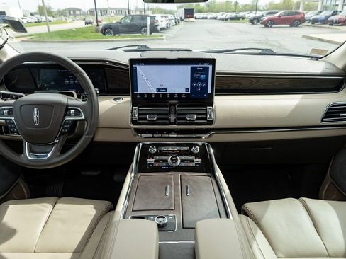 Used 2024 Lincoln Navigator L Reserve AWD/4WD image 3