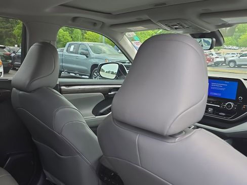 Used 2023 Toyota Highlander Limited FWD image 22