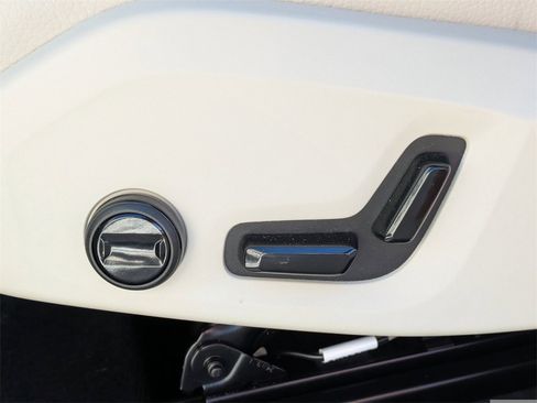 Certified 2025 Volvo XC60 T8 Core w/ Protection Package Premier image 23