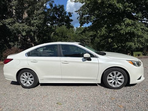 Used 2015 Subaru Legacy 2.5i Premium w/ Moonroof Package AWD/4WD image 4