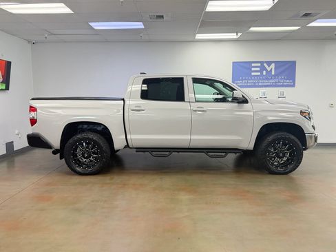 Used 2020 Toyota Tundra Limited w/ Limited Premium Package AWD/4WD image 5