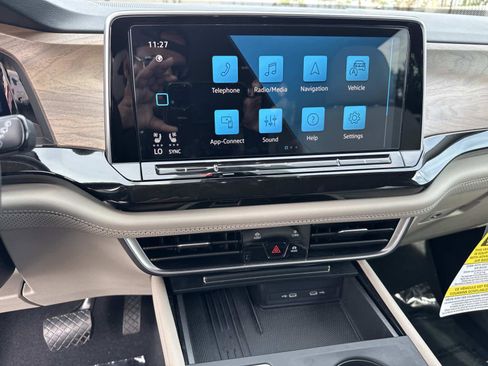 Used 2025 Volkswagen Atlas SE image 25