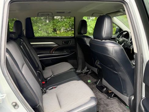 Used 2017 Toyota Highlander Plus w/ Carpet Mat Package AWD/4WD image 16
