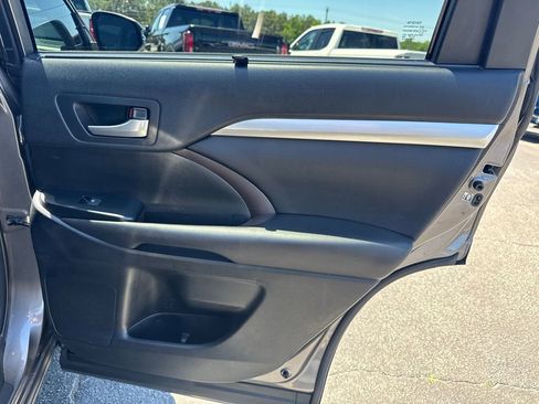 Used 2018 Toyota Highlander XLE FWD image 17