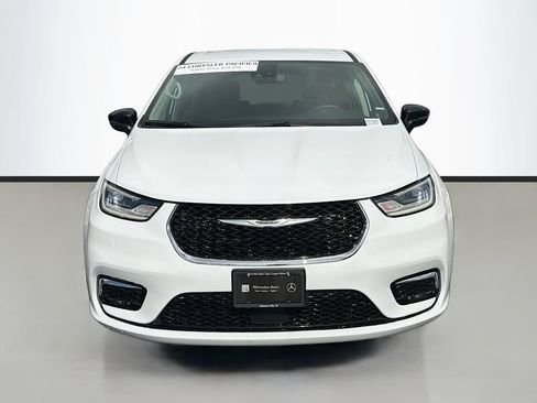 Used 2024 Chrysler Pacifica Touring-L FWD image 2