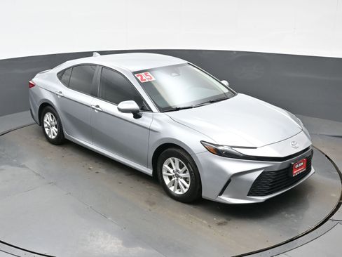 Used 2025 Toyota Camry LE image 33
