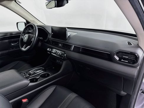 Certified 2025 Honda Pilot Touring image 32
