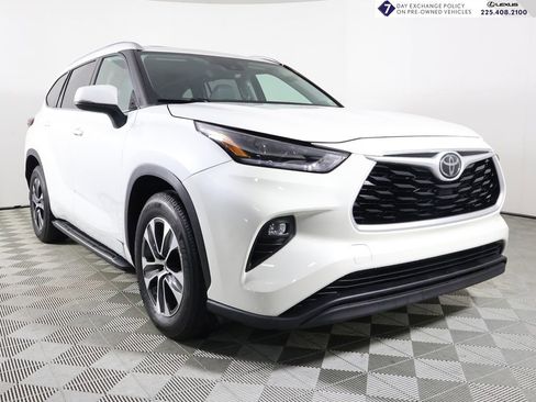 Used 2021 Toyota Highlander XLE image 1