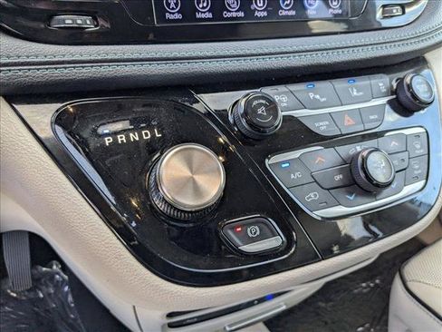 Used 2017 Chrysler Pacifica Platinum FWD image 12