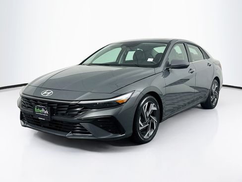Used 2025 Hyundai Elantra Limited FWD image 3