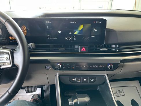 Used 2026 Kia Carnival FWD image 19