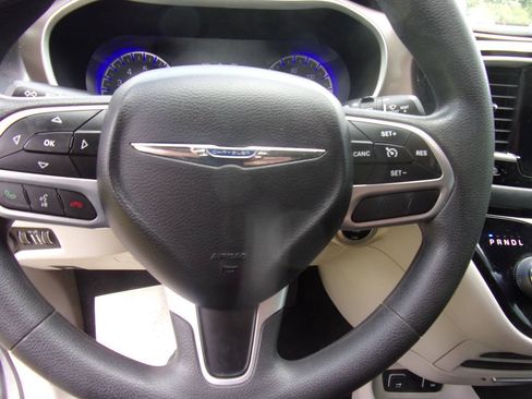 Used 2017 Chrysler Pacifica Touring FWD image 26