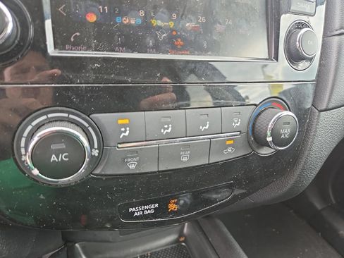 Used 2018 Nissan Rogue SV AWD/4WD image 29
