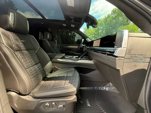Used 2025 Cadillac Escalade V AWD/4WD image 34